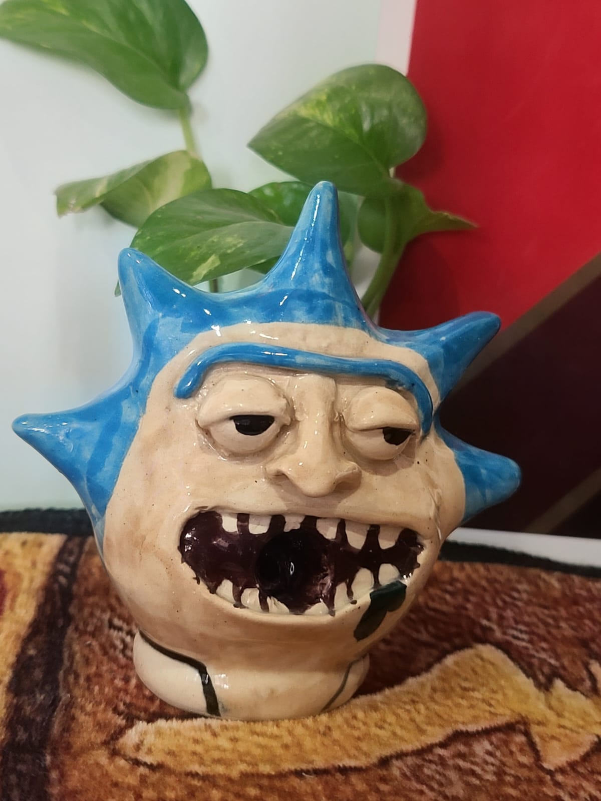Pieza de cerámica artesanal con cabello azul